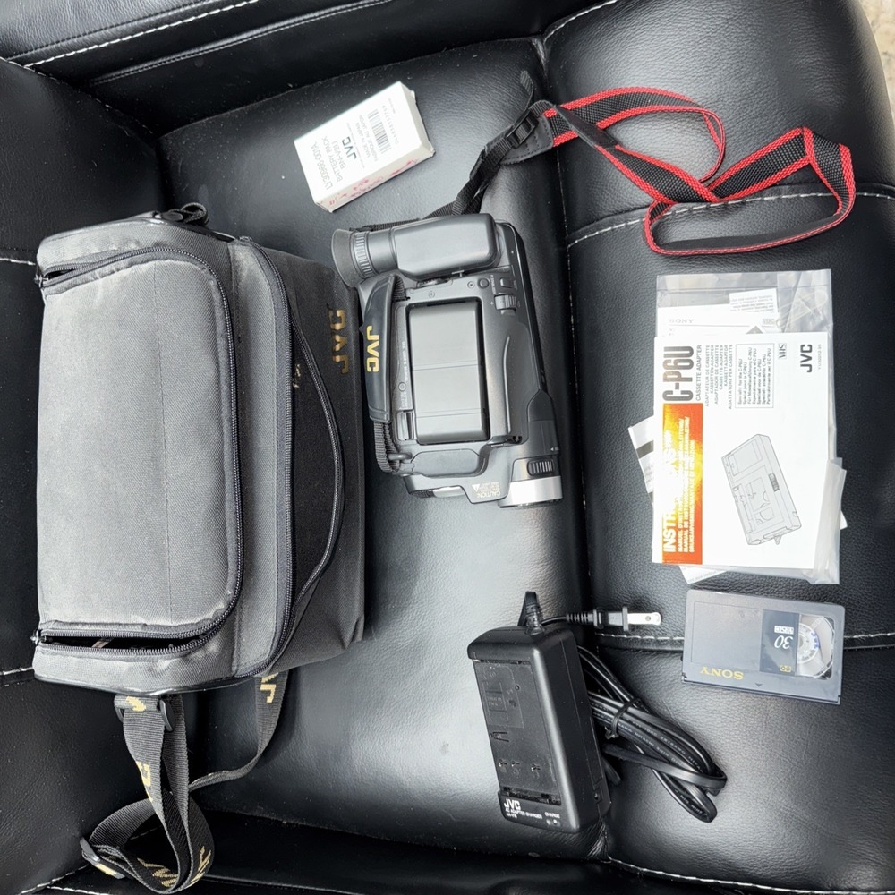 JVC GR-AXM225U Compact VHS Camcorder With Battery and Bag - Untested